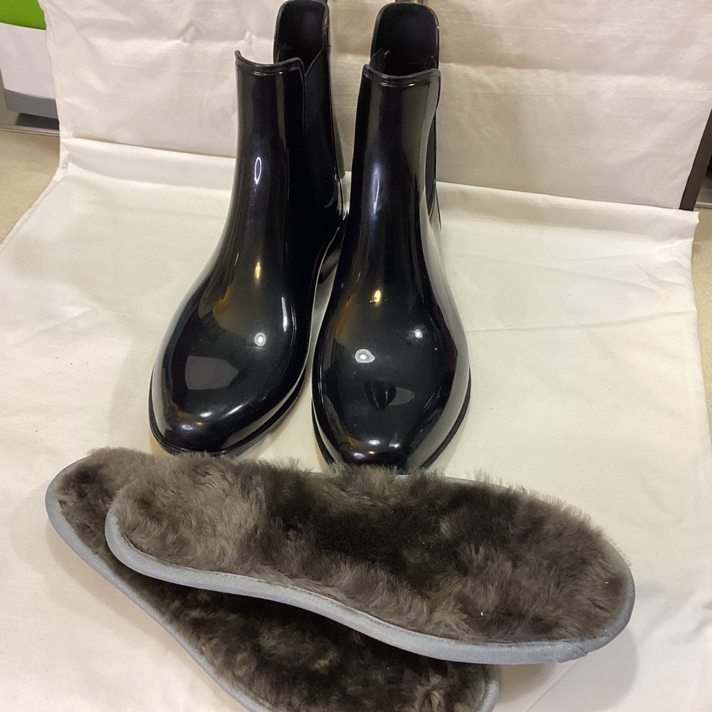 Glossy Black Women's Winter Boots with Fur Inserts size 8